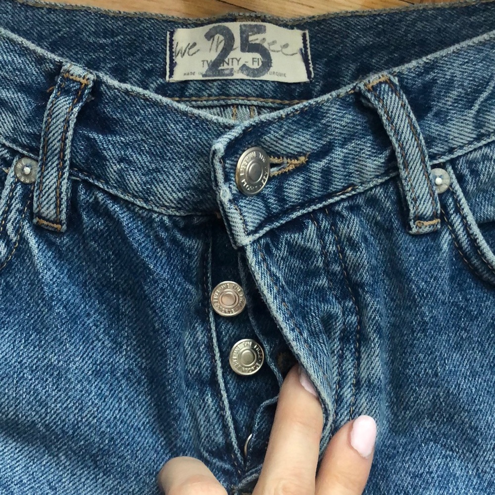 WE THE FREE Mid Wash Distressed Cropped High Rise Bottom Closure Straight Jeans - Picture 9 of 9